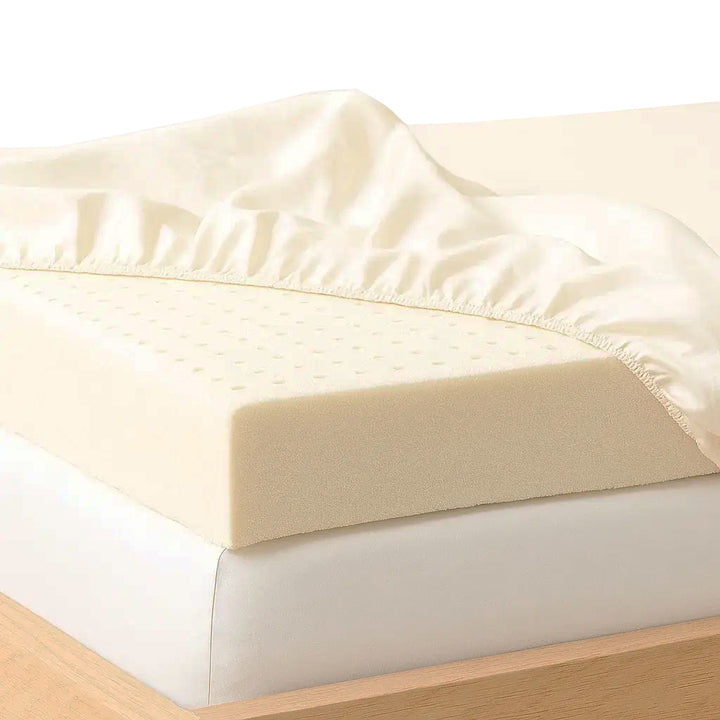 Fitted crib mattress protector made from pure organic cotton – breathable and non-toxic
